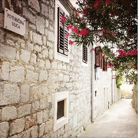 Feriehus D House Authentic House, Relaxing Courtyard And Terrace Zlarin