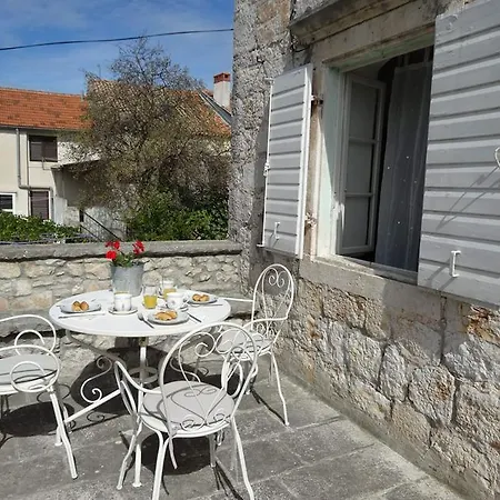 Feriehus D House Authentic House, Relaxing Courtyard And Terrace *