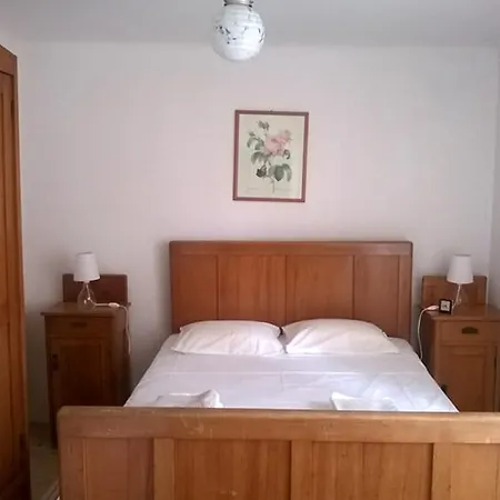 Feriehus D House Authentic House, Relaxing Courtyard And Terrace Zlarin